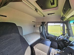 Fotele i leżanka w kabinie — Mercedes-Benz AROCS 1843 AROCS 2043 AS z 2020 roku