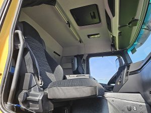 Wnętrze kabiny — Mercedes-Benz AROCS 1843 AROCS 2043 AS z 2020 roku
