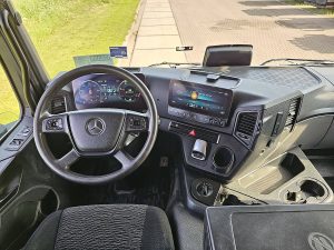 Deska rozdzielcza i stanowisko kierowcy — Mercedes-Benz AROCS 1843 AROCS 2043 AS z 2020 roku