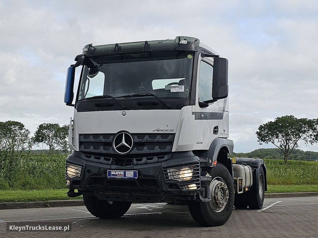 Mercedes-Benz AROCS 1846 z 2018 roku, ciągnik siodłowy z zagranicy — przód pojazdu