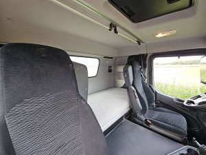 Fotele i leżanka w kabinie — Mercedes-Benz AROCS 1846 z 2018 roku