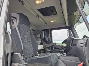 Wnętrze kabiny — Mercedes-Benz AROCS 1846 z 2018 roku