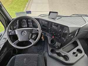 Deska rozdzielcza i stanowisko kierowcy — Mercedes-Benz AROCS 1846 z 2018 roku