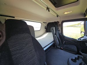 Fotele i leżanka w kabinie — Mercedes-Benz AROCS 1846 2046 RET. PTO+HYDR. z 2018 roku