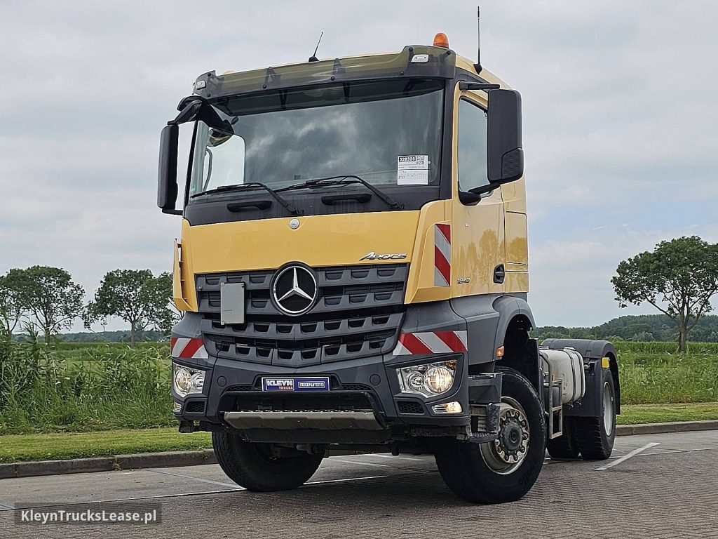 Mercedes-Benz AROCS 2043 AS z 2018 roku, ciągnik siodłowy z zagranicy — przód pojazdu