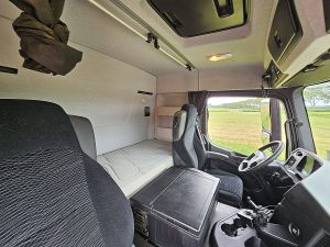 Fotele i leżanka w kabinie — Mercedes-Benz AROCS 2043 AS z 2018 roku