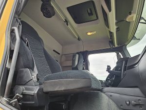 Wnętrze kabiny — Mercedes-Benz AROCS 2043 AS z 2018 roku