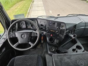 Deska rozdzielcza i stanowisko kierowcy — Mercedes-Benz AROCS 2043 AS z 2018 roku