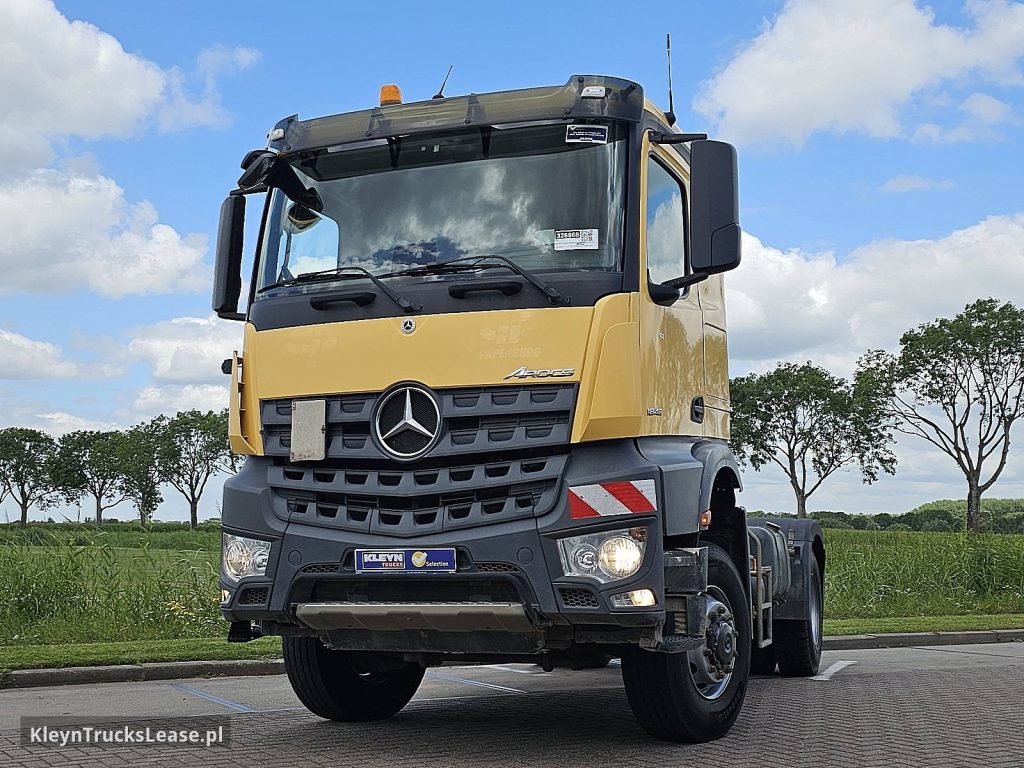 Mercedes-Benz AROCS 2043 AS 4X4 ALLRAD z 2020 roku, ciągnik siodłowy z zagranicy — przód pojazdu