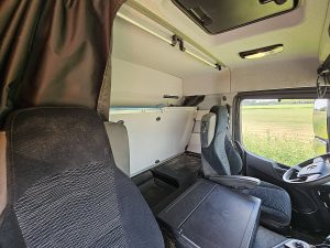 Fotele i leżanka w kabinie — Mercedes-Benz AROCS 2043 AS 4X4 ALLRAD z 2020 roku