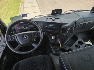 Deska rozdzielcza i stanowisko kierowcy — Mercedes-Benz AROCS 2043 AS 4X4 ALLRAD z 2020 roku