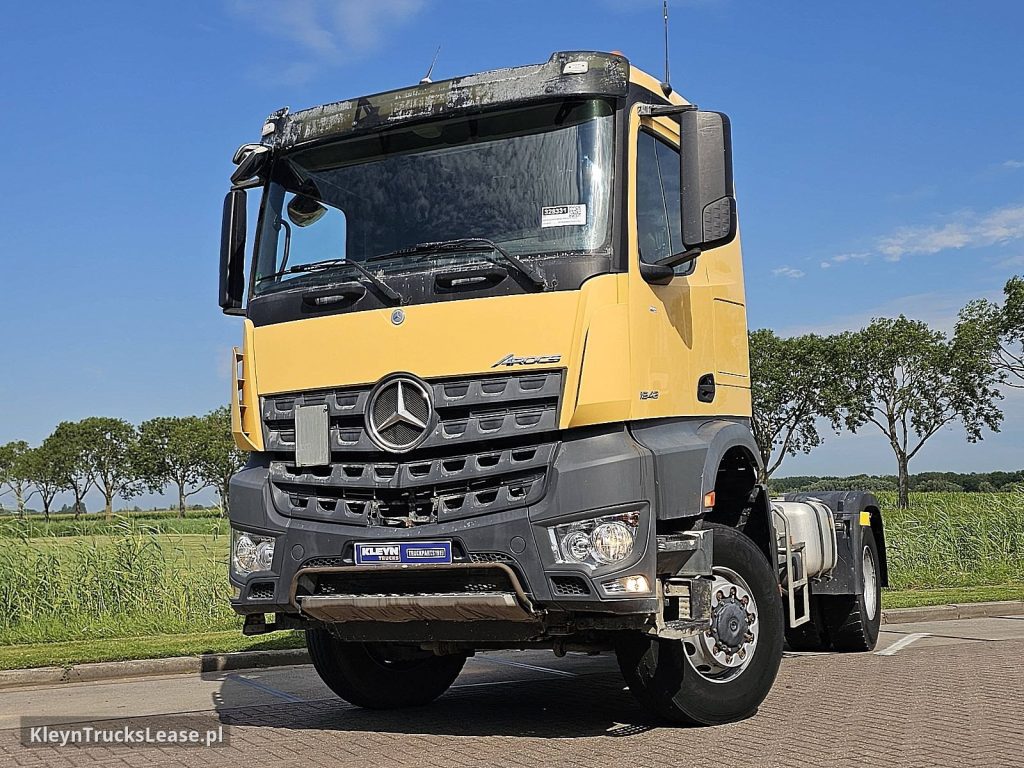 Mercedes-Benz AROCS 2043 AS 4X4 AS ALLRAD z 2018 roku, ciągnik siodłowy z zagranicy — przód pojazdu