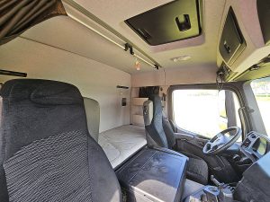 Fotele i leżanka w kabinie — Mercedes-Benz AROCS 2043 AS 4X4 AS ALLRAD z 2018 roku