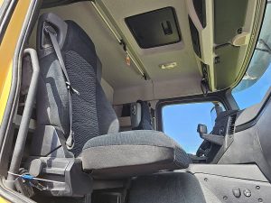 Wnętrze kabiny — Mercedes-Benz AROCS 2043 AS 4X4 AS ALLRAD z 2018 roku
