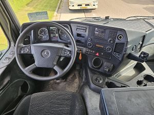 Deska rozdzielcza i stanowisko kierowcy — Mercedes-Benz AROCS 2043 AS 4X4 AS ALLRAD z 2018 roku