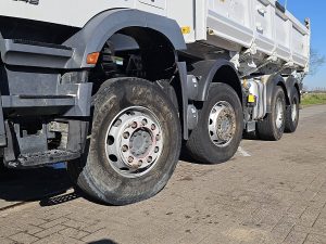Opony z dobrym bieżnikiem — Mercedes-Benz AROCS 3246 z 2018 roku