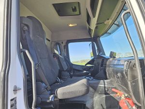 Wnętrze kabiny — Mercedes-Benz AROCS 3246 z 2018 roku