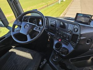Deska rozdzielcza i stanowisko kierowcy — Mercedes-Benz AROCS 3246 z 2018 roku