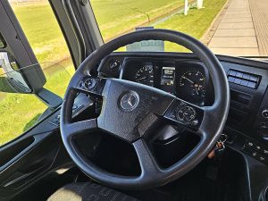 Wyposażenie specjalne wnętrza — Mercedes-Benz AROCS 3246 z 2018 roku
