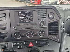 Wyposażenie specjalne wnętrza, ujęcie 4 — Mercedes-Benz AROCS 3248 8X4 FULL STEEL z 2016 roku