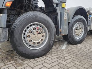Opony z dobrym bieżnikiem — Mercedes-Benz AROCS 3248 8X4 FULL STEEL z 2016 roku