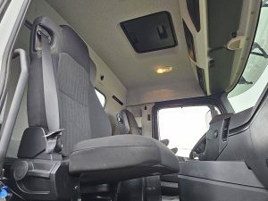 Wnętrze kabiny — Mercedes-Benz AROCS 3248 8X4 FULL STEEL z 2016 roku
