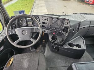 Deska rozdzielcza i stanowisko kierowcy — Mercedes-Benz AROCS 3248 8X4 FULL STEEL z 2016 roku