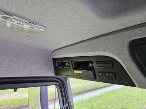 Wyposażenie specjalne wnętrza — Mercedes-Benz AROCS 3248 8X4 FULL STEEL z 2016 roku