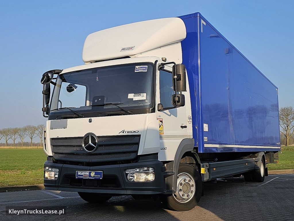 Mercedes-Benz ATEGO 1230 TAILLIFT AIRCO 60M3 z 2021 roku, kontener z zagranicy — przód pojazdu