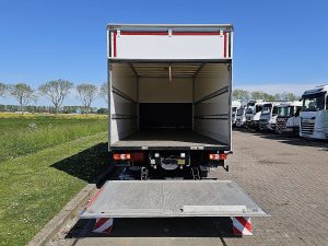 Przestrzeń ładunkowa — Mercedes-Benz ATEGO 818 AIRCO LIFT 3 SEATS z 2023 roku