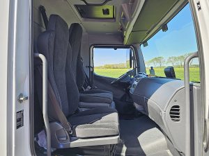 Wnętrze kabiny — Mercedes-Benz ATEGO 818 AIRCO LIFT 3 SEATS z 2023 roku