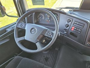Deska rozdzielcza i stanowisko kierowcy — Mercedes-Benz ATEGO 818 AIRCO LIFT 3 SEATS z 2023 roku