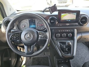 Deska rozdzielcza i stanowisko kierowcy — Mercedes-Benz CITAN 110 CDI ac carplay EURO6 z 2022 roku