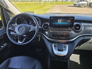 Deska rozdzielcza i stanowisko kierowcy — Mercedes-Benz EQV 300 L3 XL 7-Pers 90 kWh z 2022 roku
