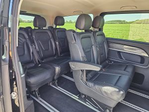 Rzędy siedzeń i ścianka działowa — Mercedes-Benz EQV 300 L3 XL 7-Pers 90 kWh z 2022 roku