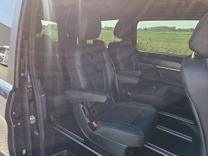 Rzędy siedzeń i ścianka działowa — Mercedes-Benz EQV 300 wltp 364 kms 90kwh z 2024 roku