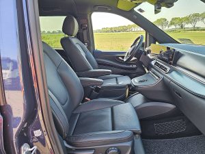 Wnętrze kabiny — Mercedes-Benz EQV 300 wltp 364 kms 90kwh z 2024 roku