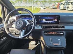 Deska rozdzielcza i stanowisko kierowcy — Mercedes-Benz EQV 300 wltp 364 kms 90kwh z 2024 roku