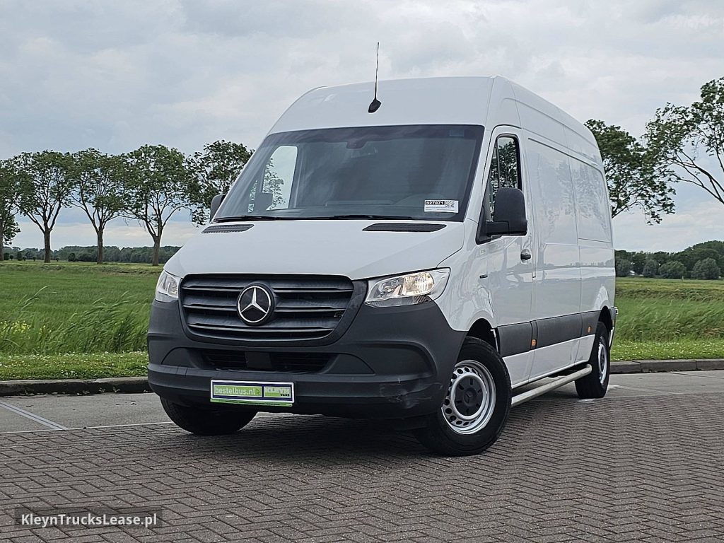 Mercedes-Benz ESPRINTER 55 kWh 168 km wltp z 2021 roku, blaszak z zagranicy — przód pojazdu