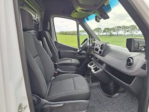 Wnętrze kabiny — Mercedes-Benz ESPRINTER 55 kWh 168 km wltp z 2021 roku