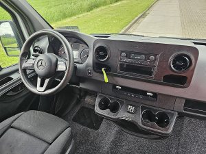 Deska rozdzielcza i stanowisko kierowcy — Mercedes-Benz ESPRINTER 55 kWh 168 km wltp z 2021 roku