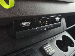 Wyposażenie specjalne wnętrza — Mercedes-Benz ESPRINTER 55 kWh 168 km wltp z 2021 roku