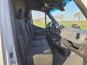 Wnętrze kabiny — Mercedes-Benz ESPRINTER 81kWh 300KmWLTP L2H2 z 2026 roku
