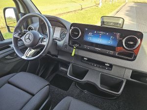 Deska rozdzielcza i stanowisko kierowcy — Mercedes-Benz ESPRINTER 81kWh 300KmWLTP L2H2 z 2026 roku