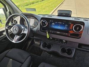 Deska rozdzielcza i stanowisko kierowcy — Mercedes-Benz ESPRINTER L3H2 320 300Km WLTP! z 2024 roku