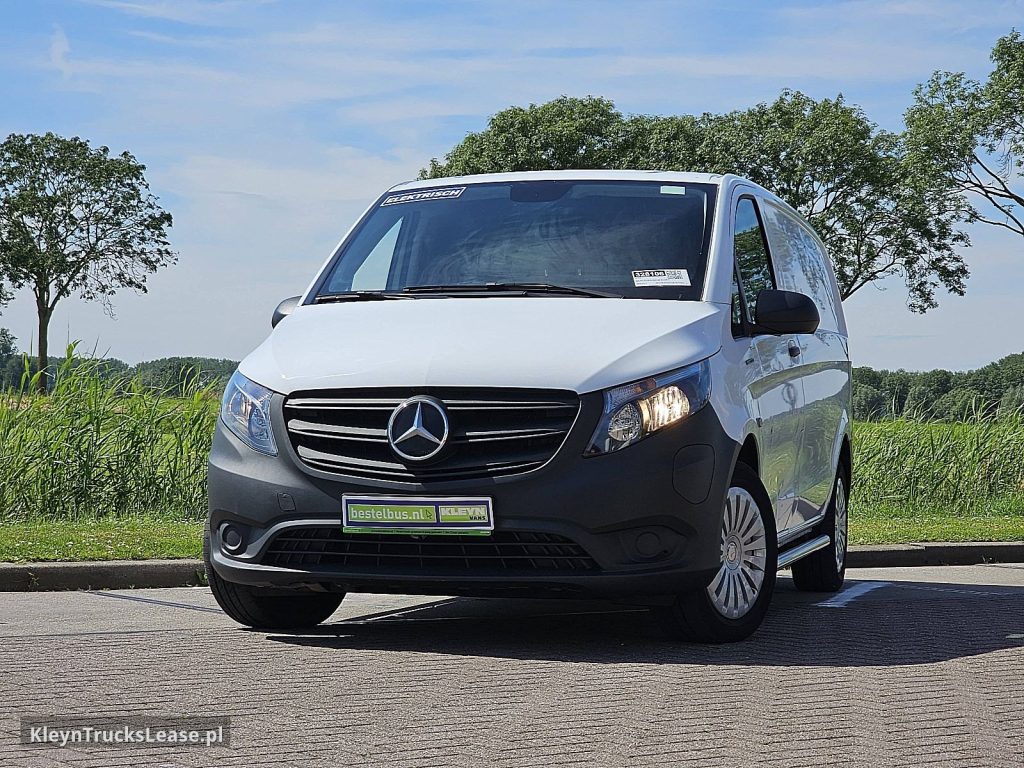 Mercedes-Benz EVITO 66Kwh Wltp 292 kms z 2022 roku, blaszak z zagranicy — przód pojazdu
