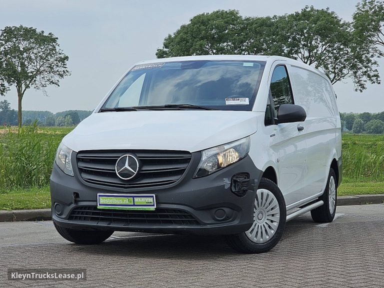 Mercedes-Benz EVITO 66Kwh Wltp 292 kms z 2022 roku, blaszak z zagranicy — przód pojazdu