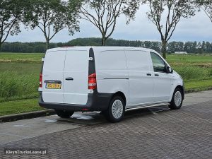 Strona pasażera z tyłu — Mercedes-Benz EVITO 66Kwh Wltp 292 kms z 2022 roku