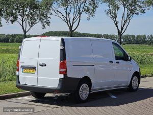 Strona pasażera z tyłu — Mercedes-Benz EVITO 66Kwh Wltp 292 kms z 2022 roku
