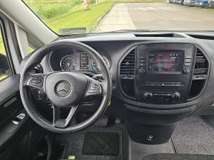 Deska rozdzielcza i stanowisko kierowcy — Mercedes-Benz EVITO 66Kwh Wltp 292 kms z 2022 roku